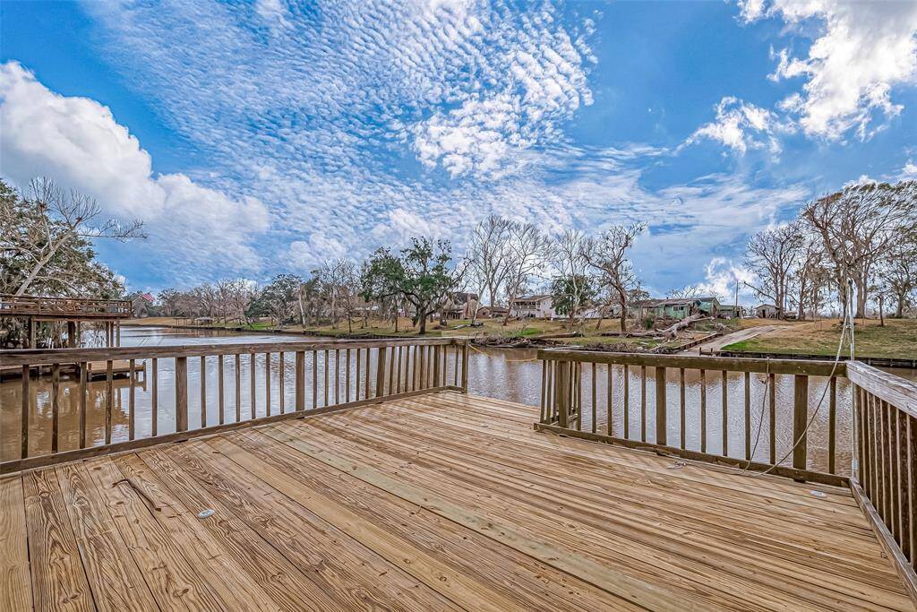 Standing on the deck, the river stretches out in both directions, creating a stunning natural panorama. This is the perfect spot to unwind as the water flows past.