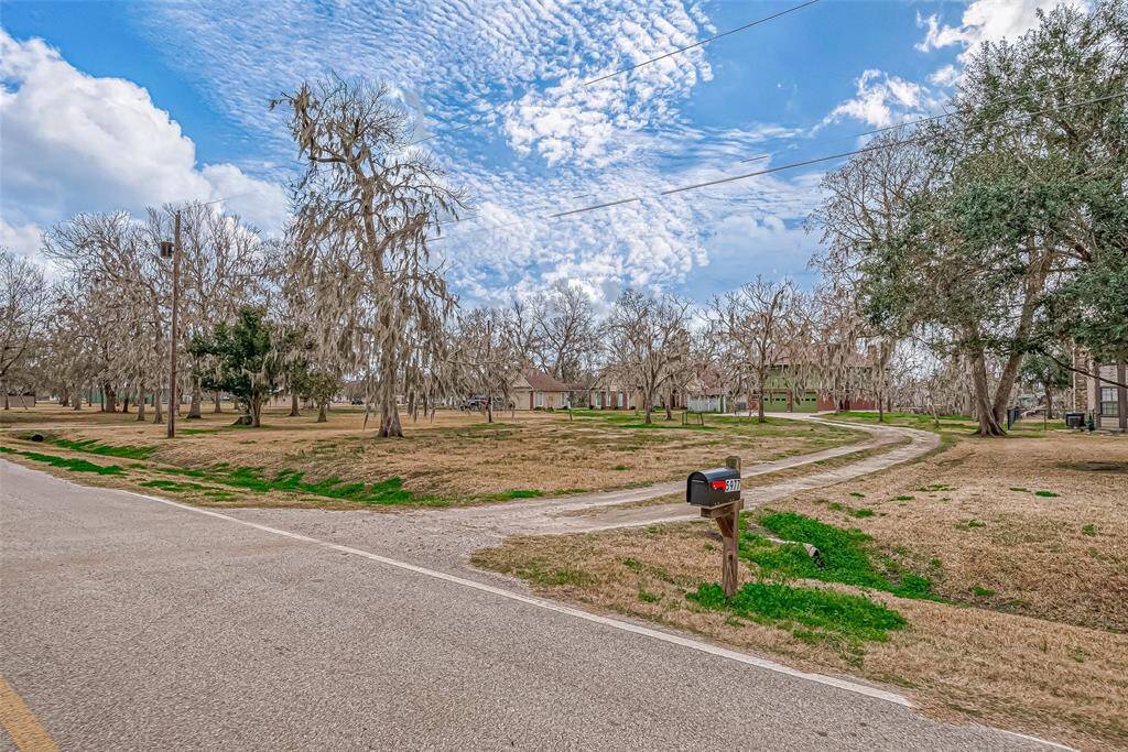 The approach to the home is clear and inviting, ensuring the property is easy to find while allowing the landscape to frame its beauty.