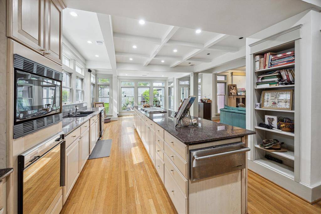 So much storage, prep space and natural light, with a few updates, this kitchen could be a chef's dream!!!