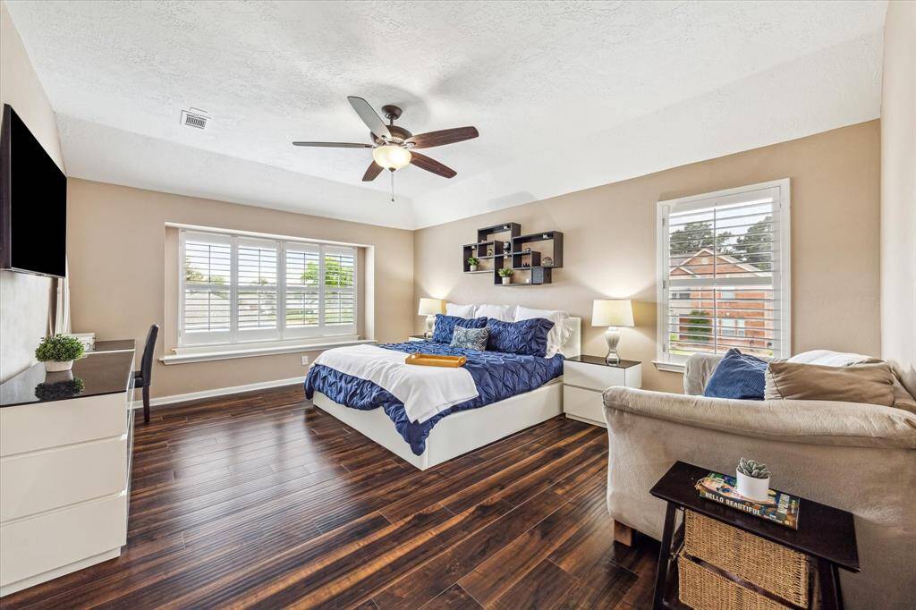 Very large Primary bedroom with room for reading area !!