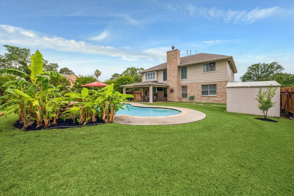 Large lot with so much space for added play areas!