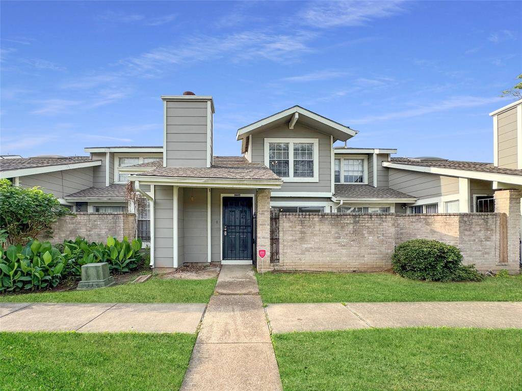 Welcome to this beautifully maintained townhome in a prime Houston location!