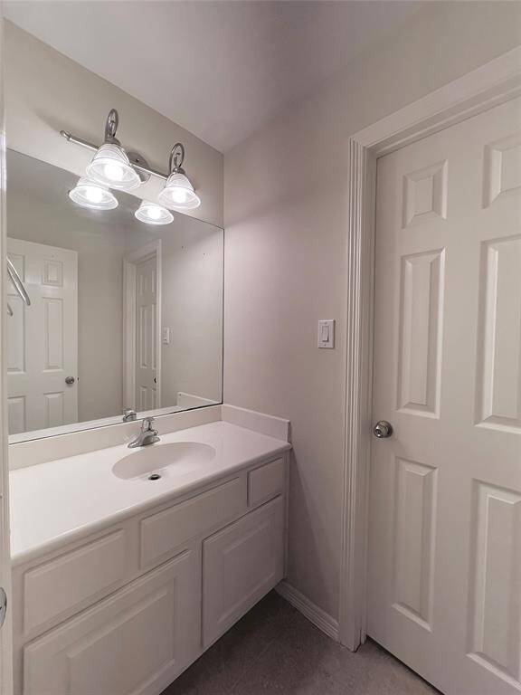 Jack and Jill bathroom for 2 other bedrooms. Each one with its own sink.
