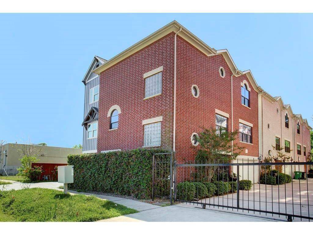 Corner unit, gated community within walking distance to great Heights dining and more