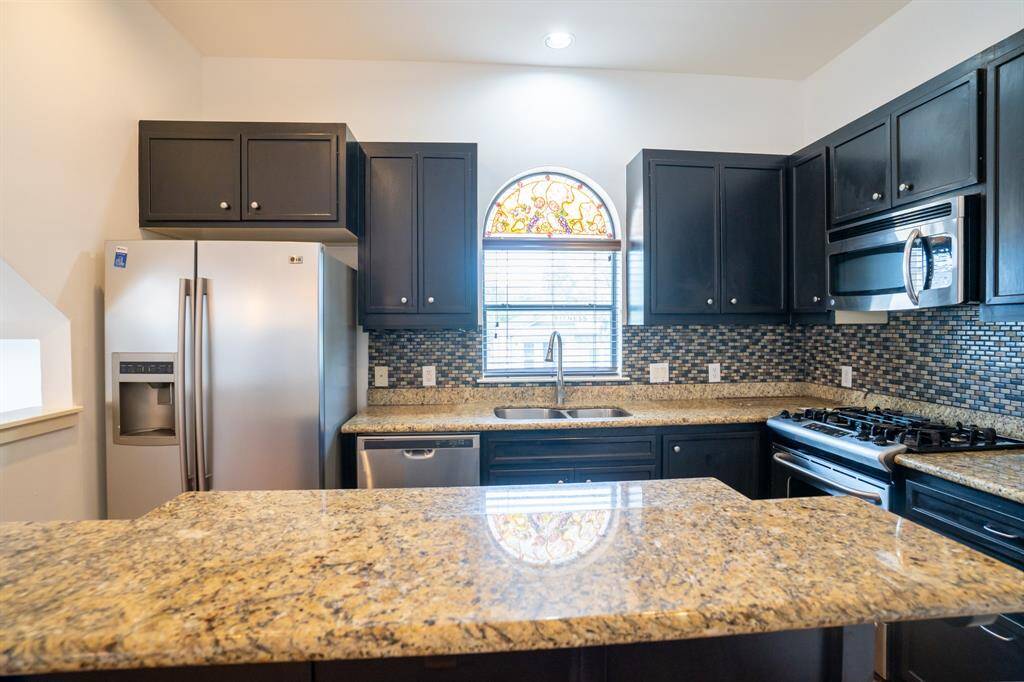Large, Open Kitchen Bar