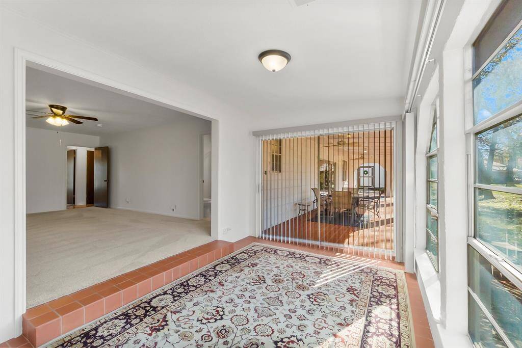 Sunlight a plenty from this versatile flex room. Glass doors for easy access to back patio. Updated ceiling light and ceiling fans/globes.