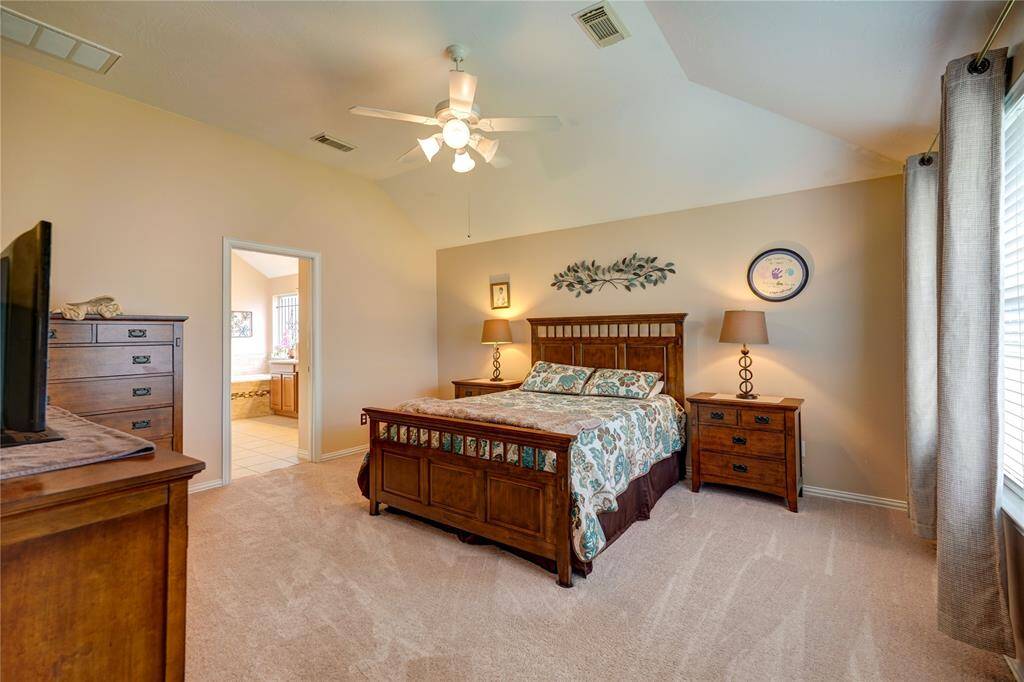 LARGE primary suite -- bring all the furniture -- it will fit!