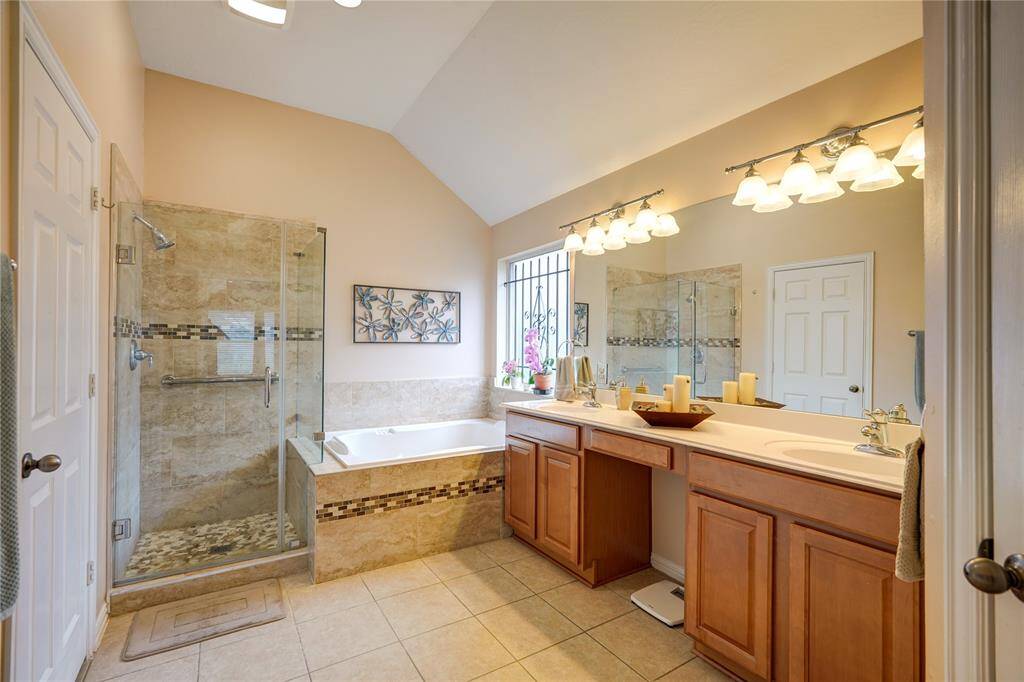 Double sinks, separate soaking tub, stand-alone shower...awww, the mornings just got better!