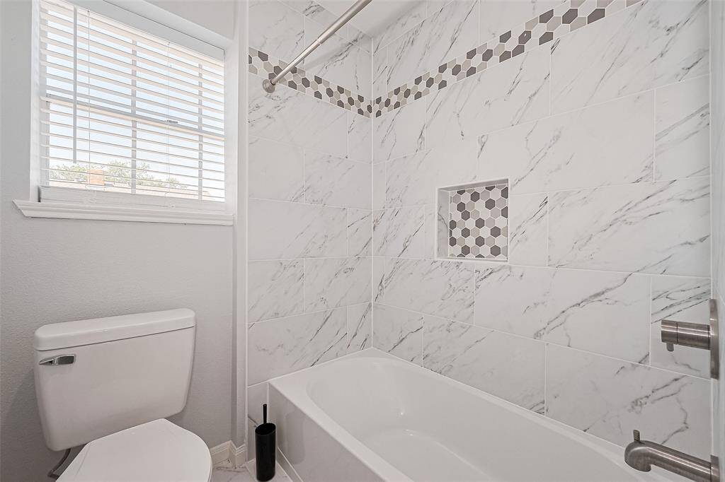 Shower/tub and toilet of 2nd bedroom