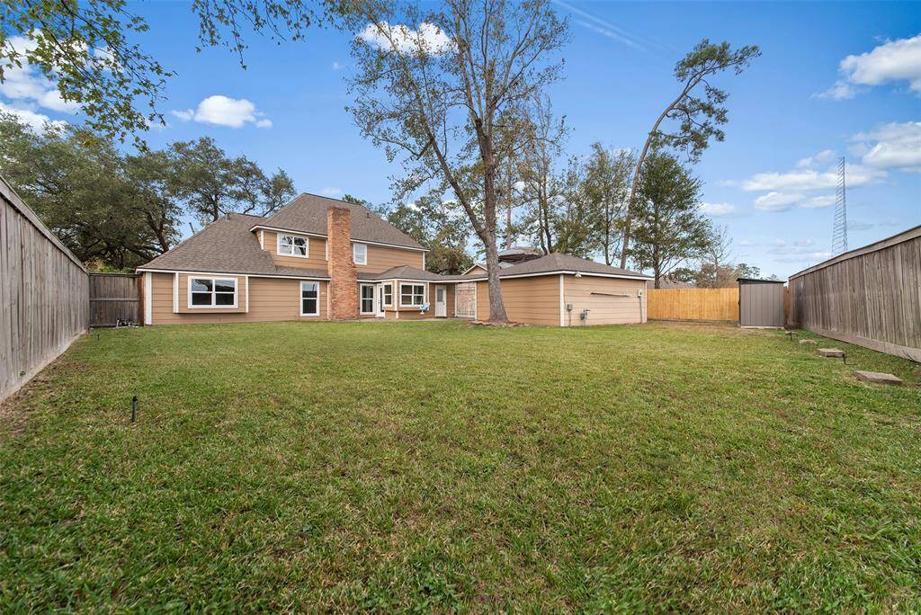 Huge private back yard with no back neighbors!