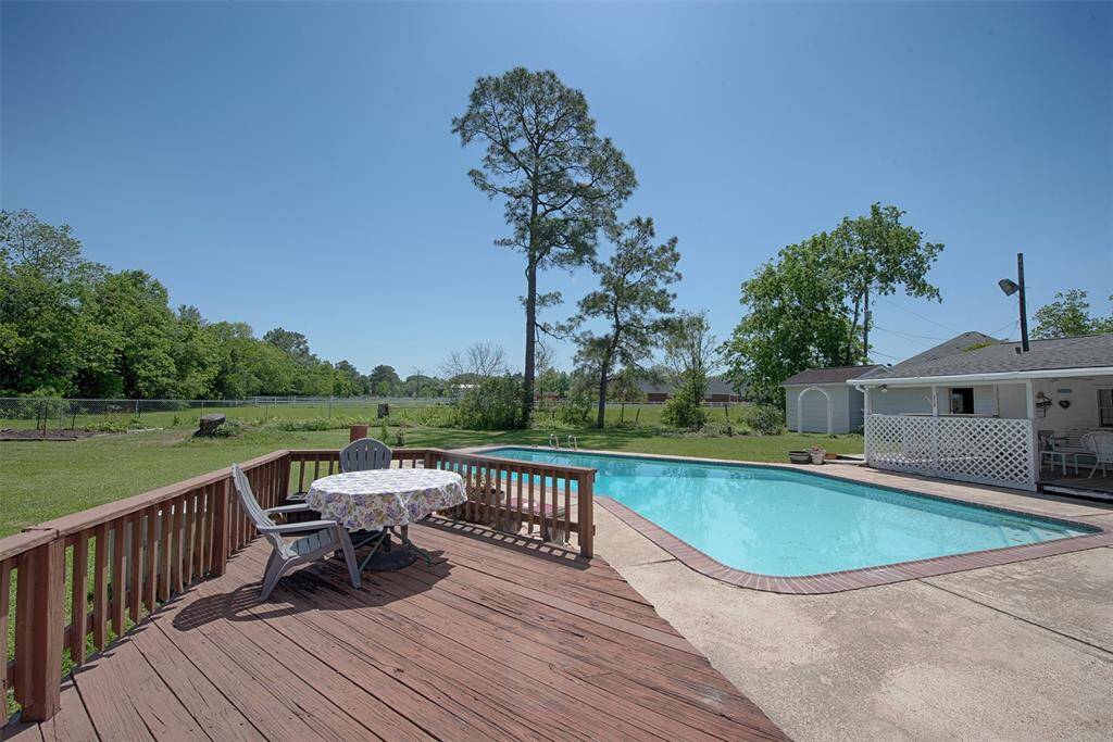 A view of the deck showing the close proximity to the pool.
