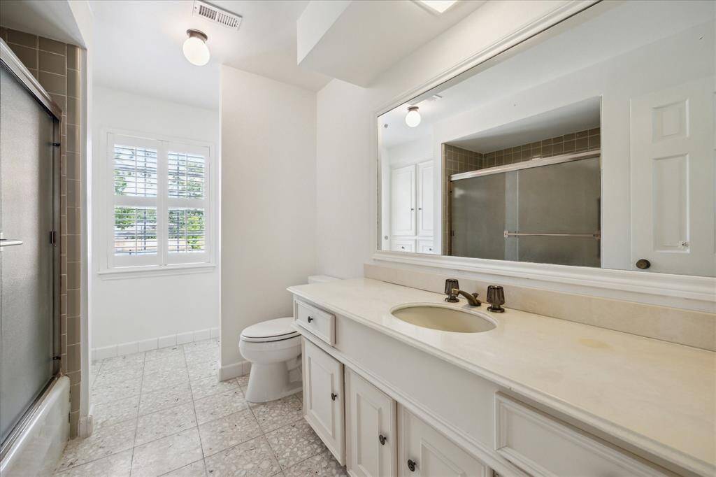 Upstairs guest bathroom with combo tub/shower.