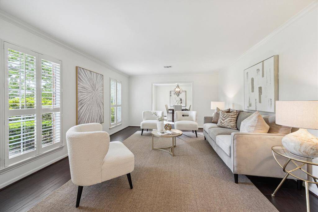 Large formal living room overlooks the front yard. Could also be used as a large dining room.