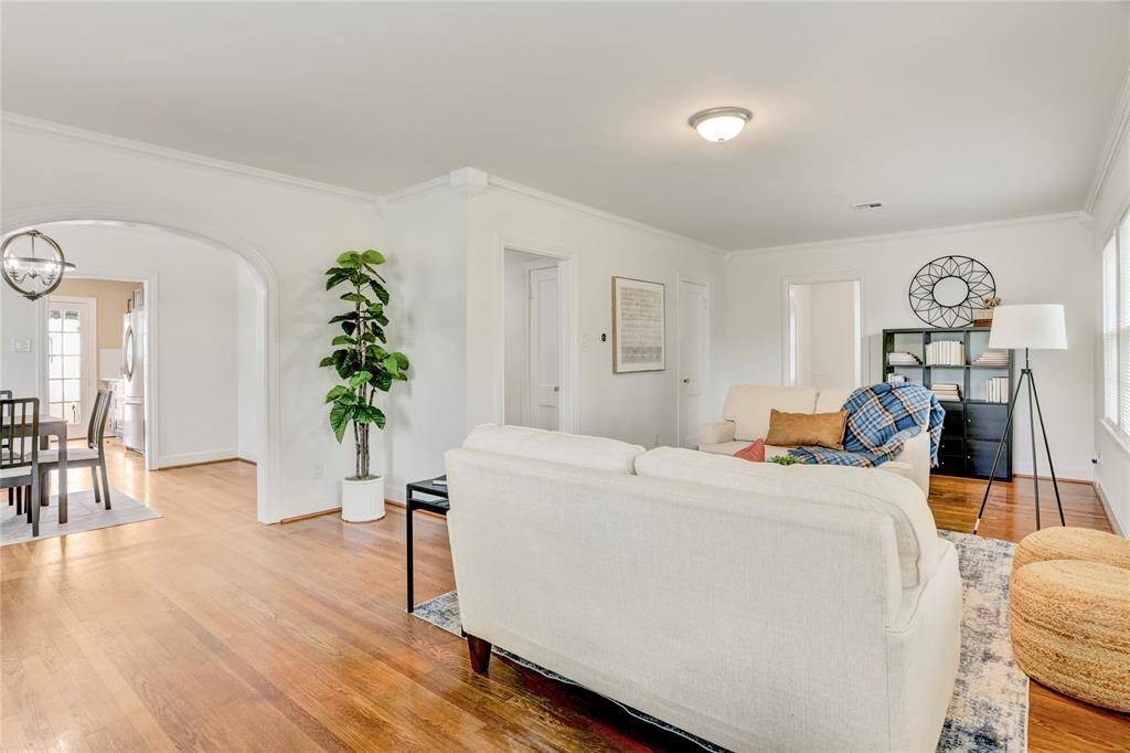 The open living room can configured in a multitude of ways - add a game table, reading nook, children's play area, pet beds... the possibilities are endless.