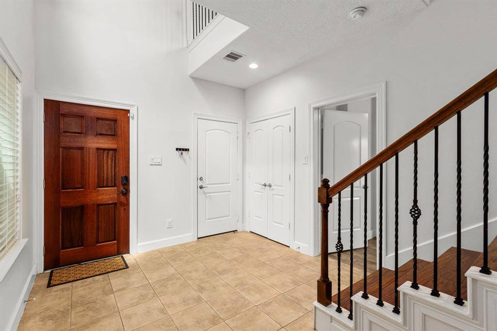 2-story open foyer.