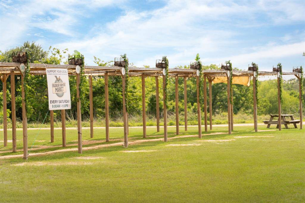 Located at the entrance of Fulshear Run, the farmers' market offers fresh, locally sourced produce and goods, bringing neighbors together and highlighting the community's vibrant, welcoming atmosphere.
