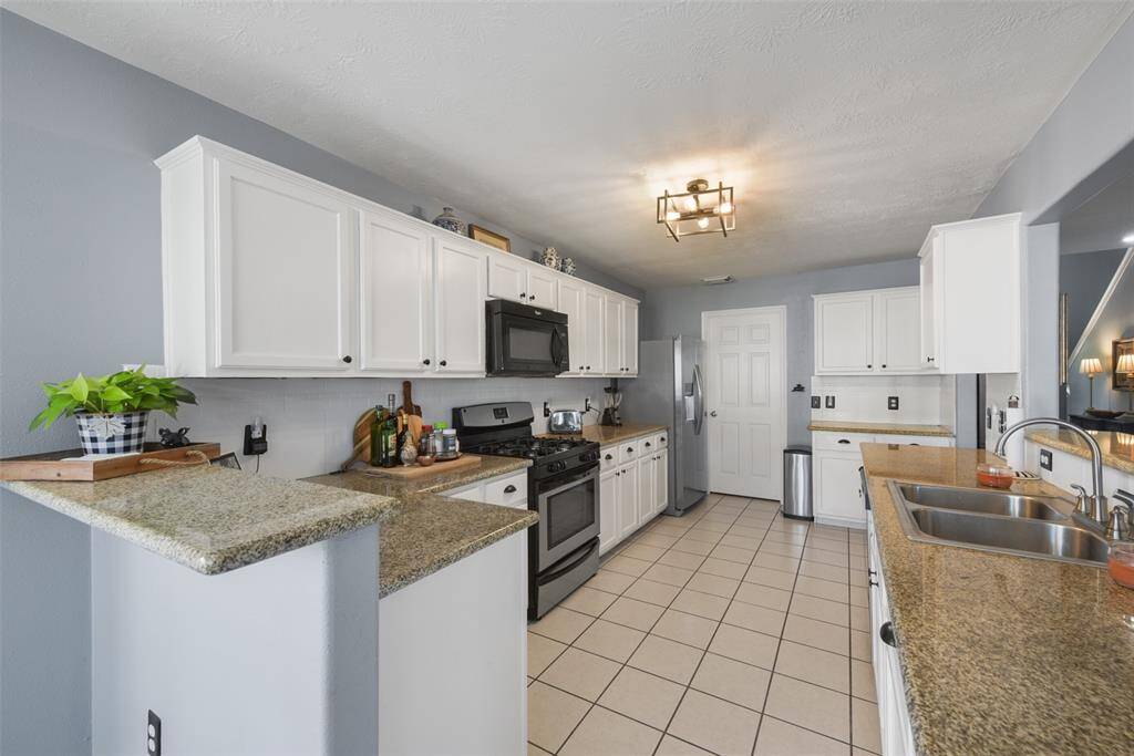 Granite counters and tons of cabinet space to accommodate you and your loved ones!