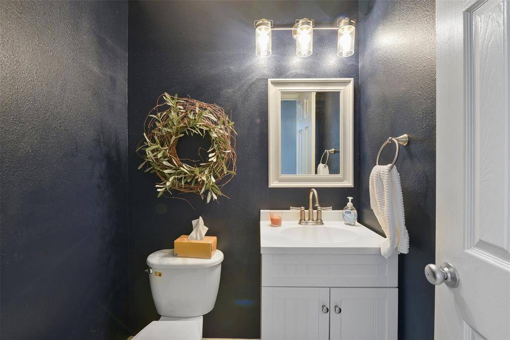 Half bath in the entryway
