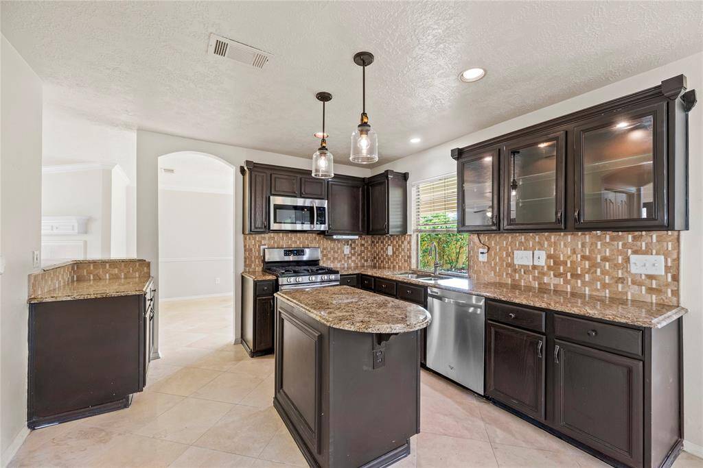 Granite Countertops, Gas Stovetop with island