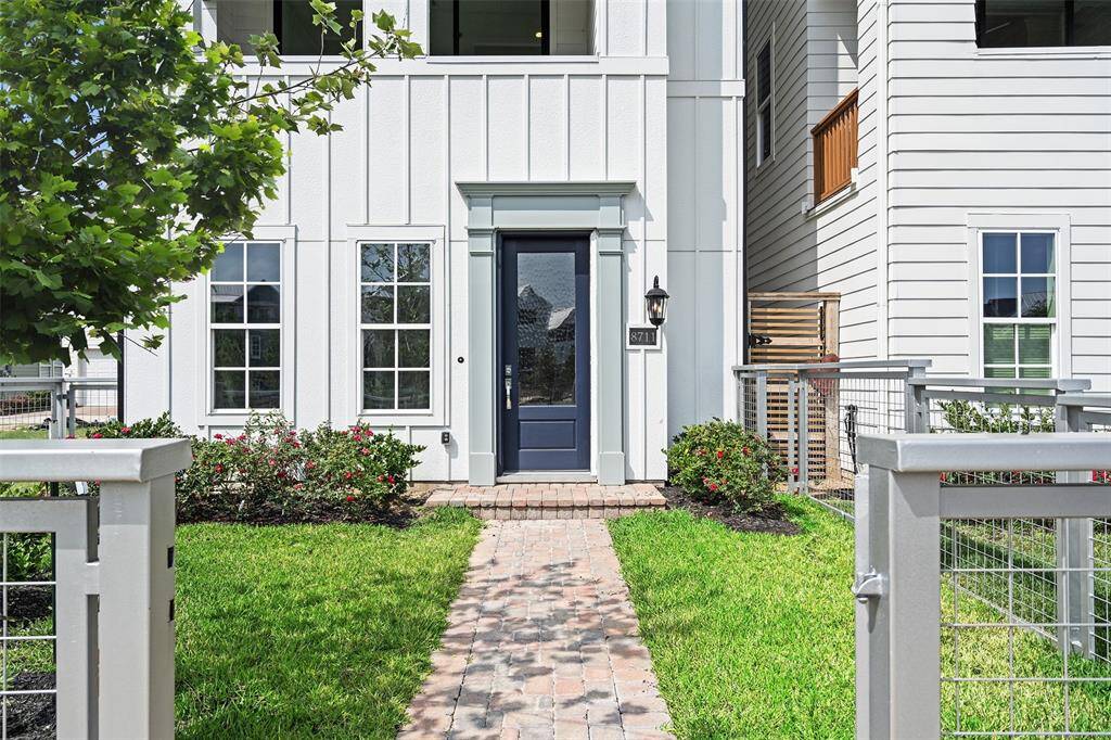 Welcome to 8711 Park Kolbe!