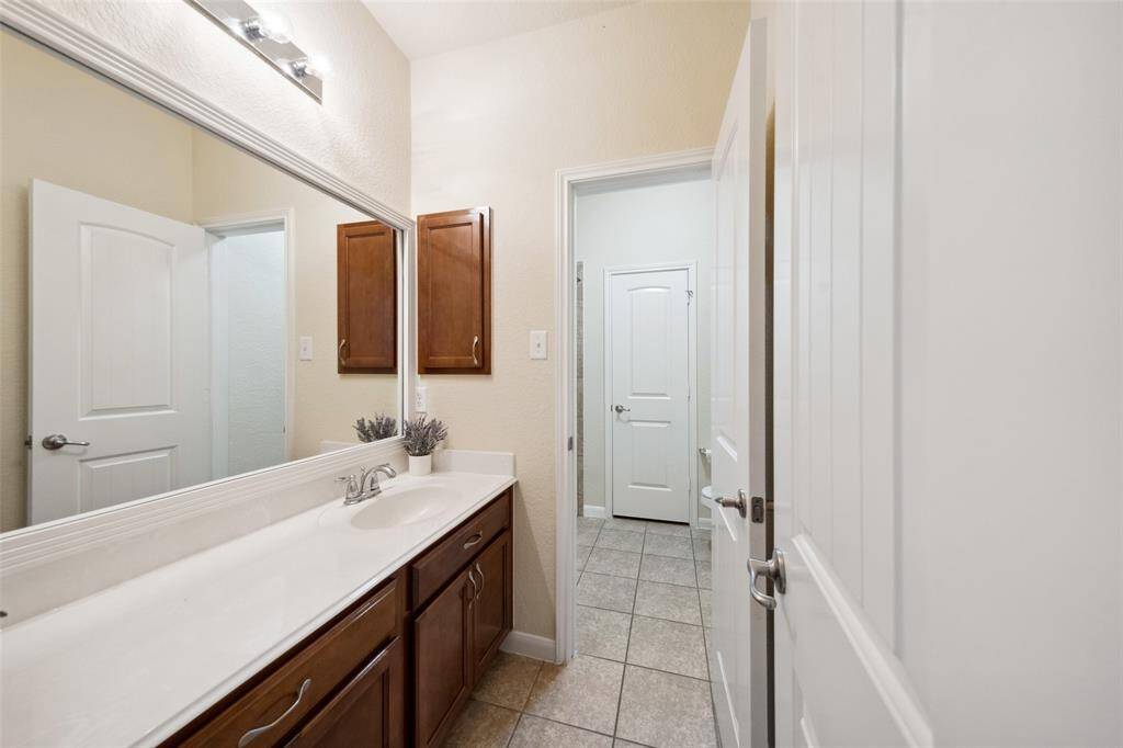 Guest full bath on 1st floor.