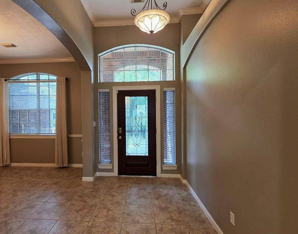 Your 17' Foyer is welcoming with high ceilings and wall accents