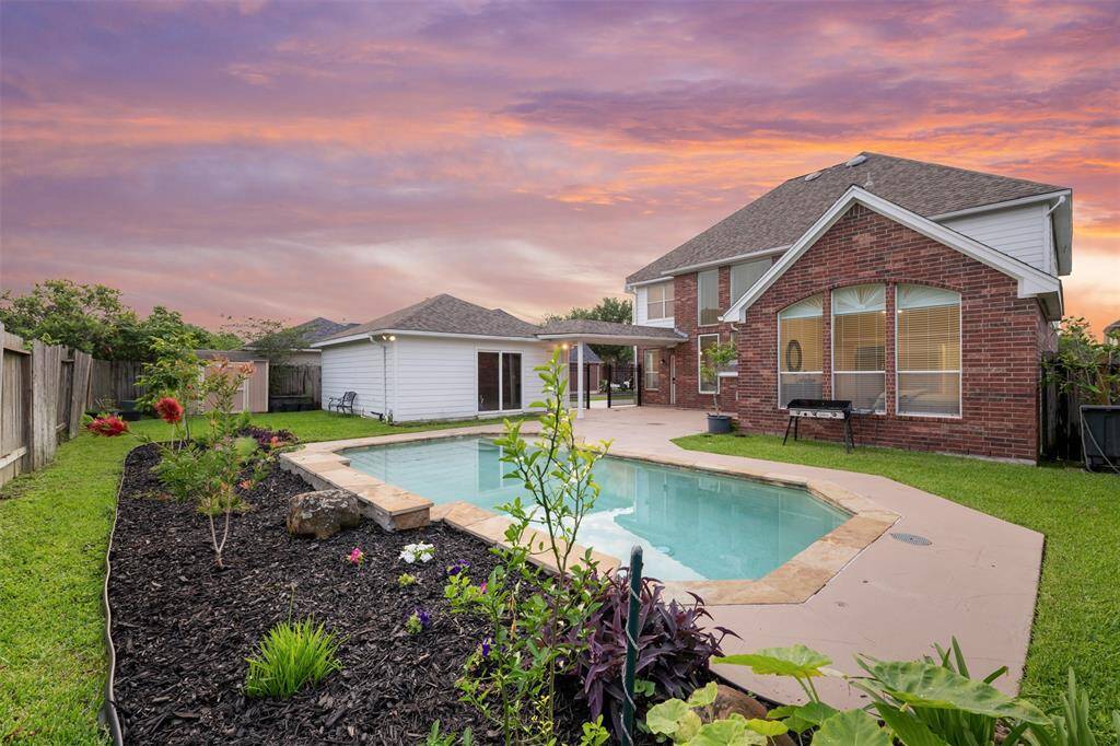 Beautiful 4 bedroom home with pool lociated in the desirable Sunrise Lake community
