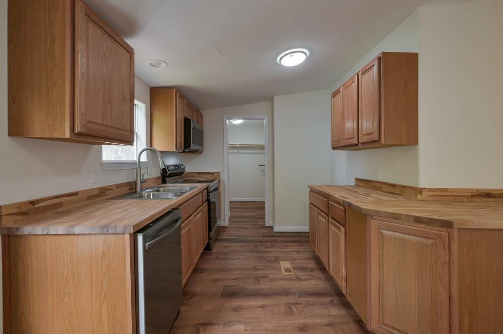 Kitchen. Laundry room straight ahead.
