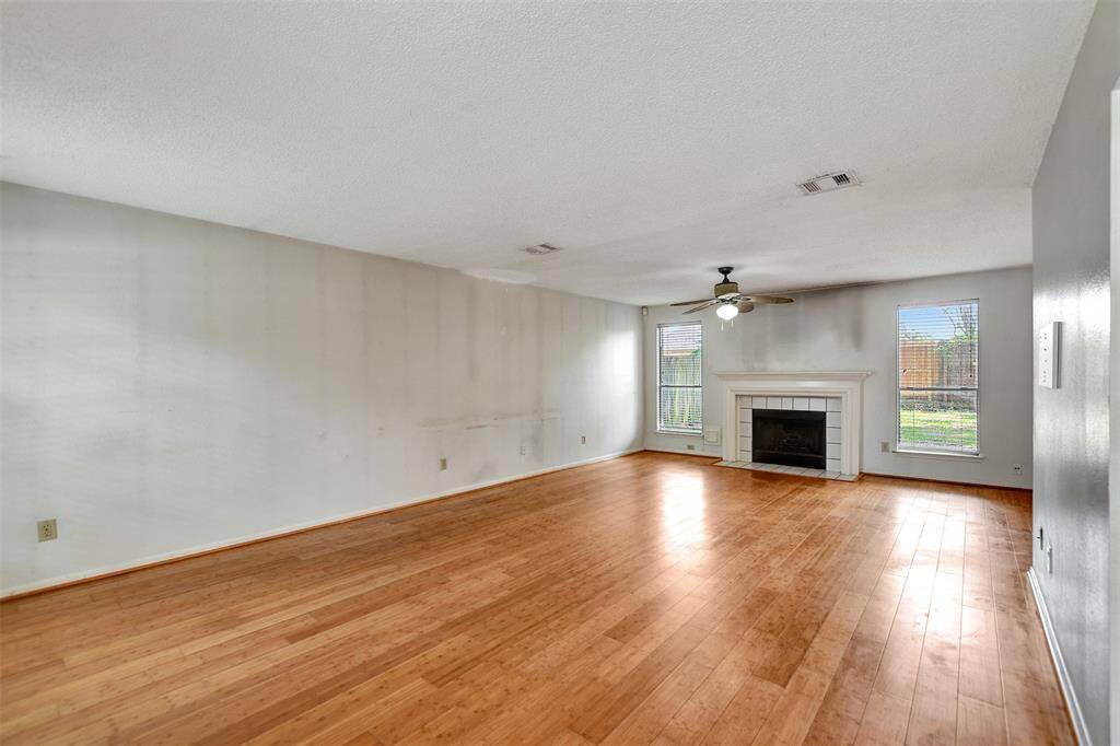 The living room gives endless furniture arrangement possibilities.