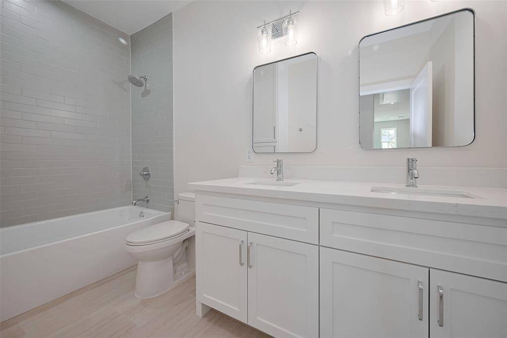 Hall bathroom-