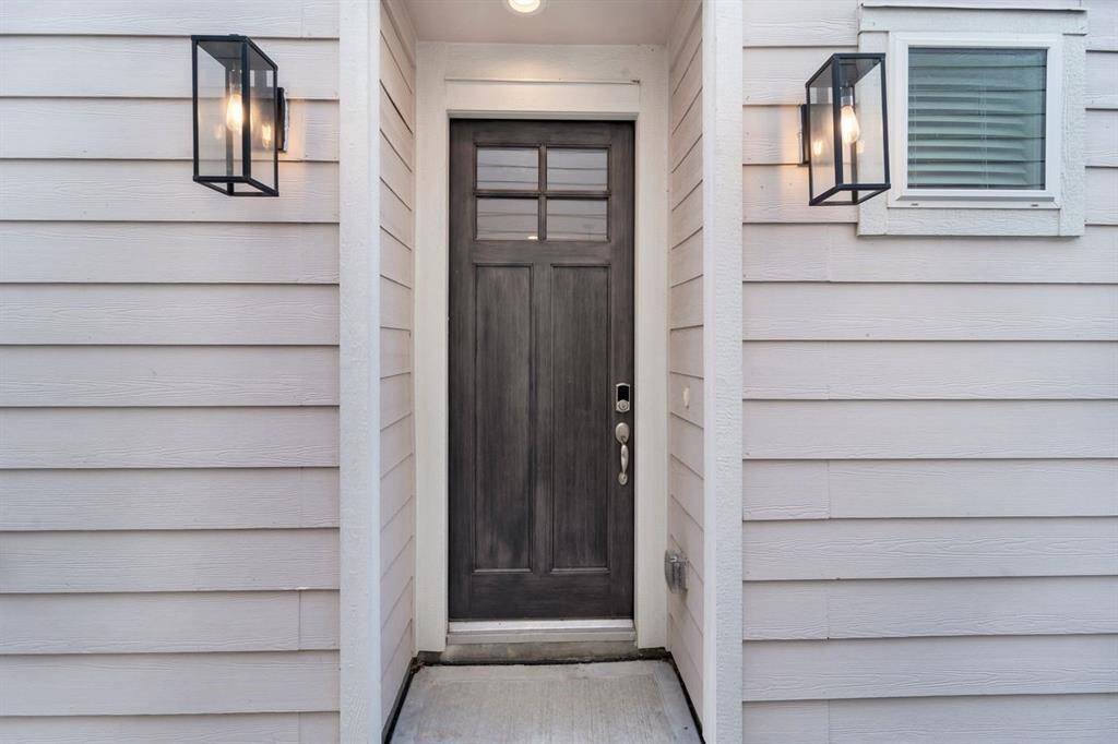 The inviting entry offers a welcoming feel for your family and guests.