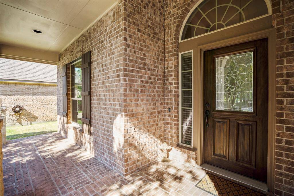 Situated in a good location that has easy access to Creekside Village as well as The Grand Parkway, The Woodlands, Hughes Landing, HP and EXXONMOBIL campus.