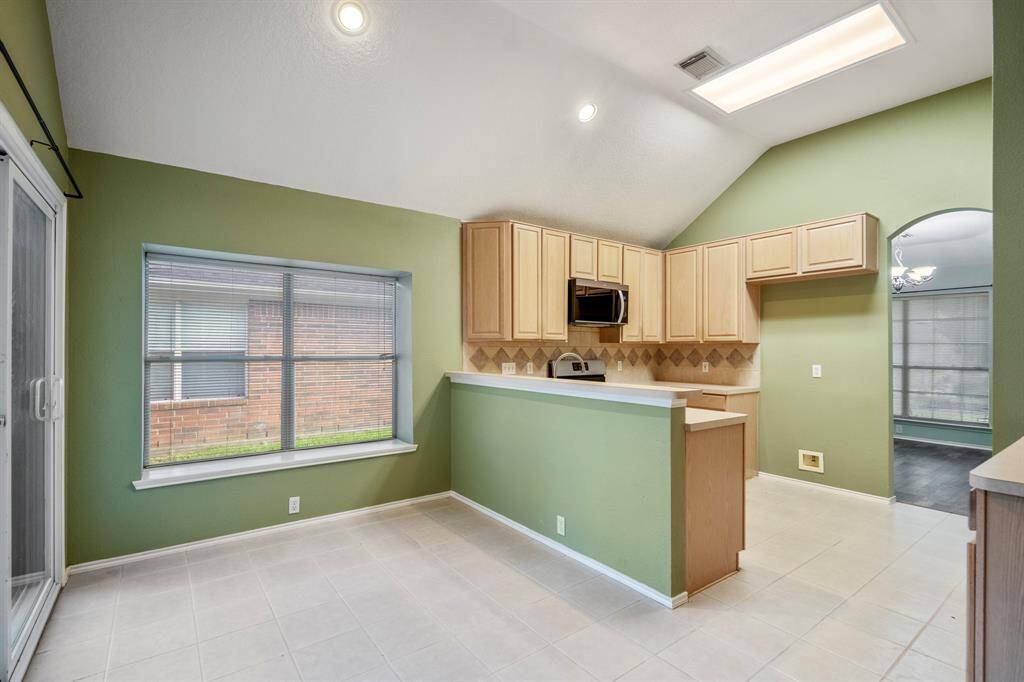 The vaulted ceilings add to the open feeling in the kitchen/breakfast area.