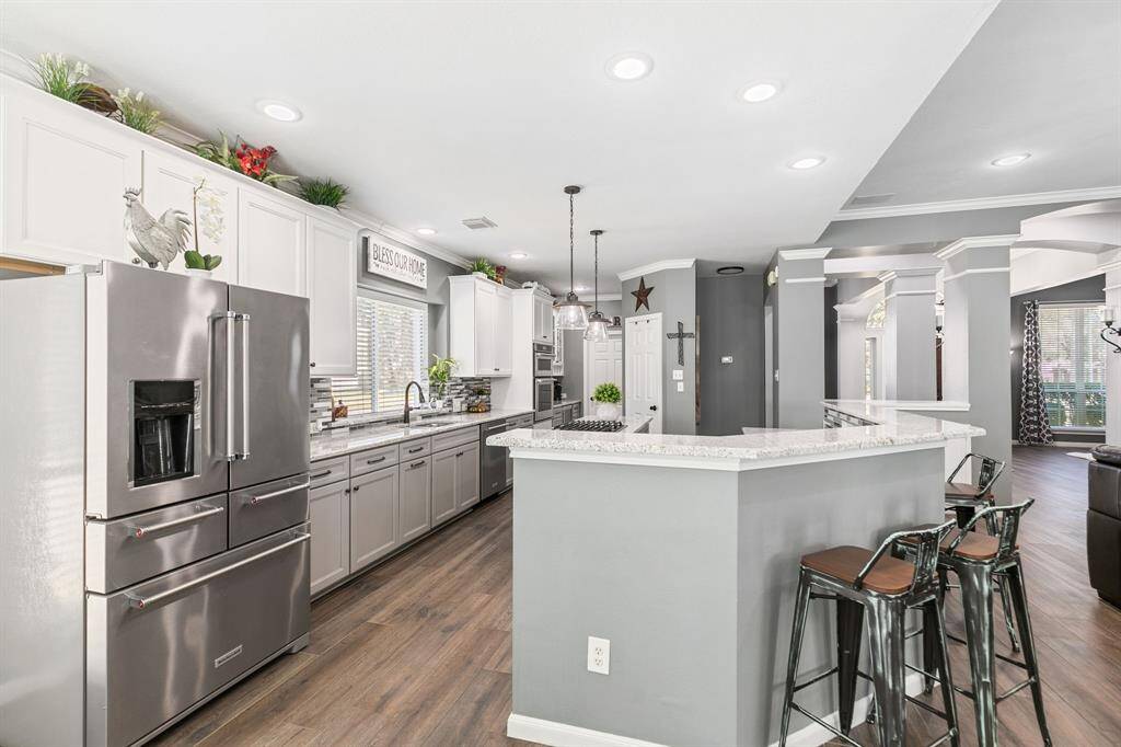 You''ll enjoy every moment spent in this well appointed kitchen. Features include, gas cooking, recessed lighting, stainless steel appliance package and spacious pantry.