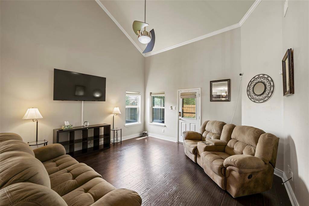 The livingroom with a high ceiling open to the loft