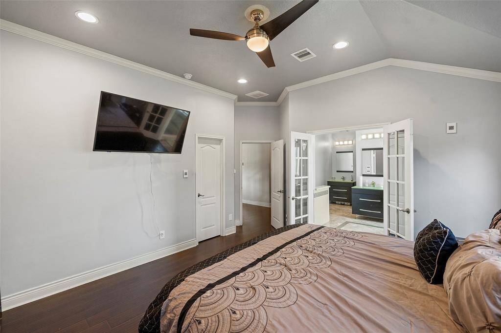 and has double doors leading to this