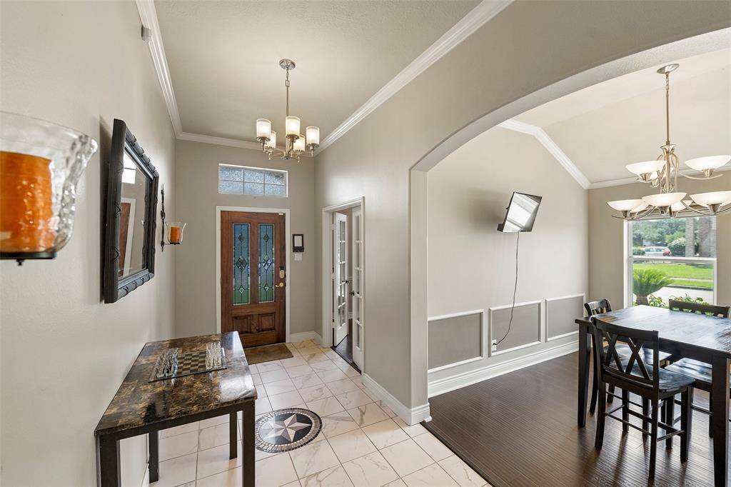 A large hallway with a remarkable porcelain floor with a mosaic