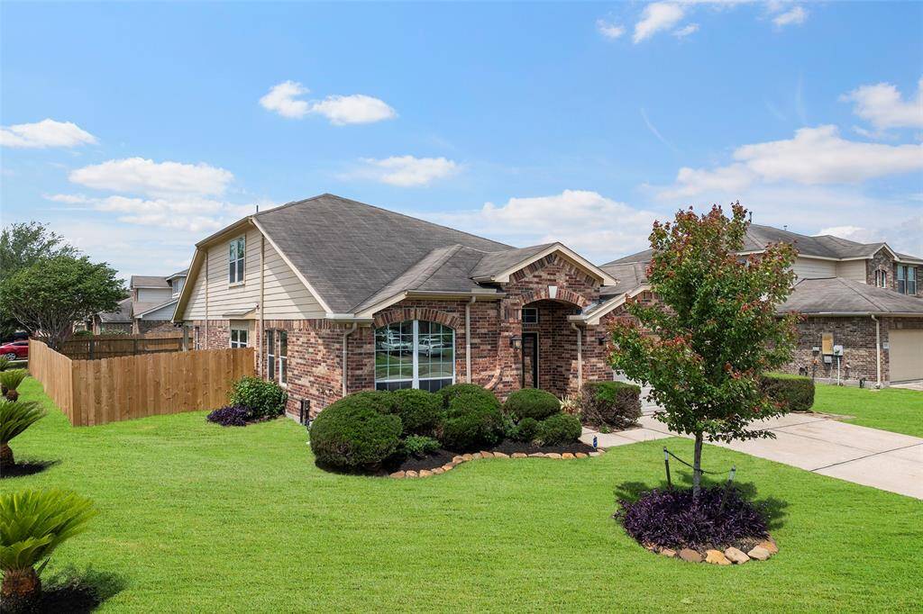 in a very friendly neighborhood close to the highway with easy access to the Medical Center, Down Town and Pearland