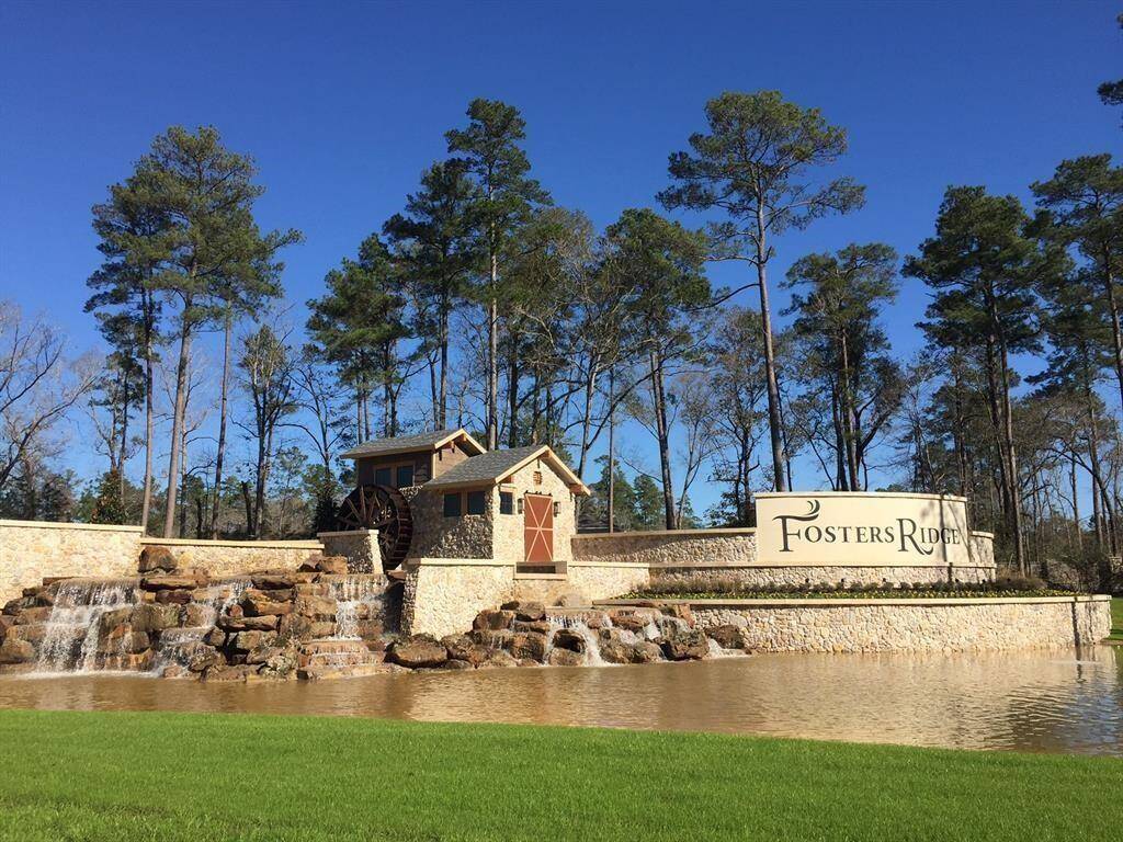 Fosters Ridge is located off the Old Conroe road near FM 1488 and I-45 — quite near to the Woodlands and downtown Houston. This new home community is perfect if you are aspiring to live a life experiencing the top-tier amenities and destinations in the Woodlands.