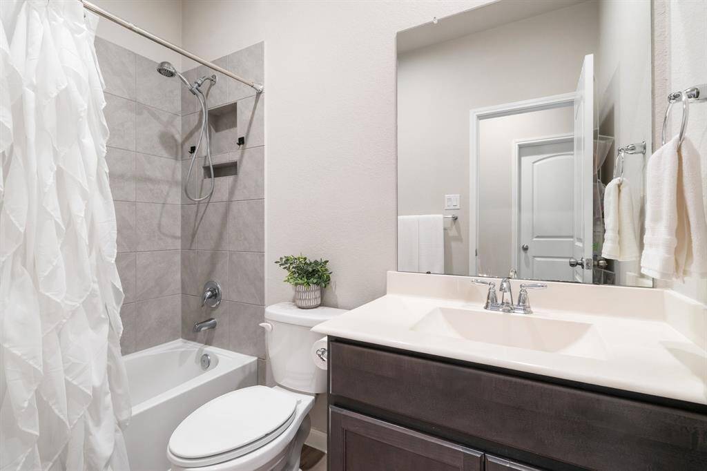 Secondary bathroom 2