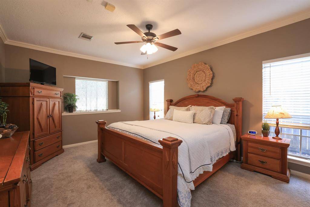 Primary bedrooms with ceiling fan