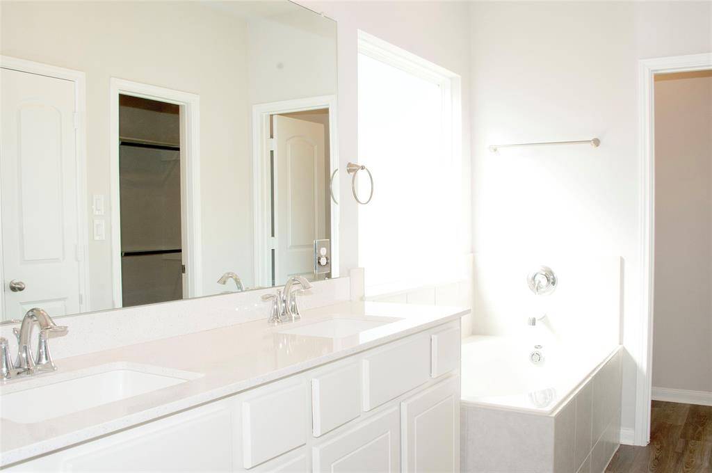 Ensuite Bath features dual sink, separate Bath and Shower.  You'll love the walk-in closet at 1730 Cindy Lane.