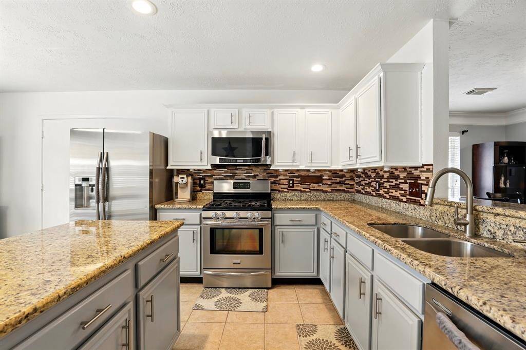 Beautifully designed kitchen, perfect for all of your needs!