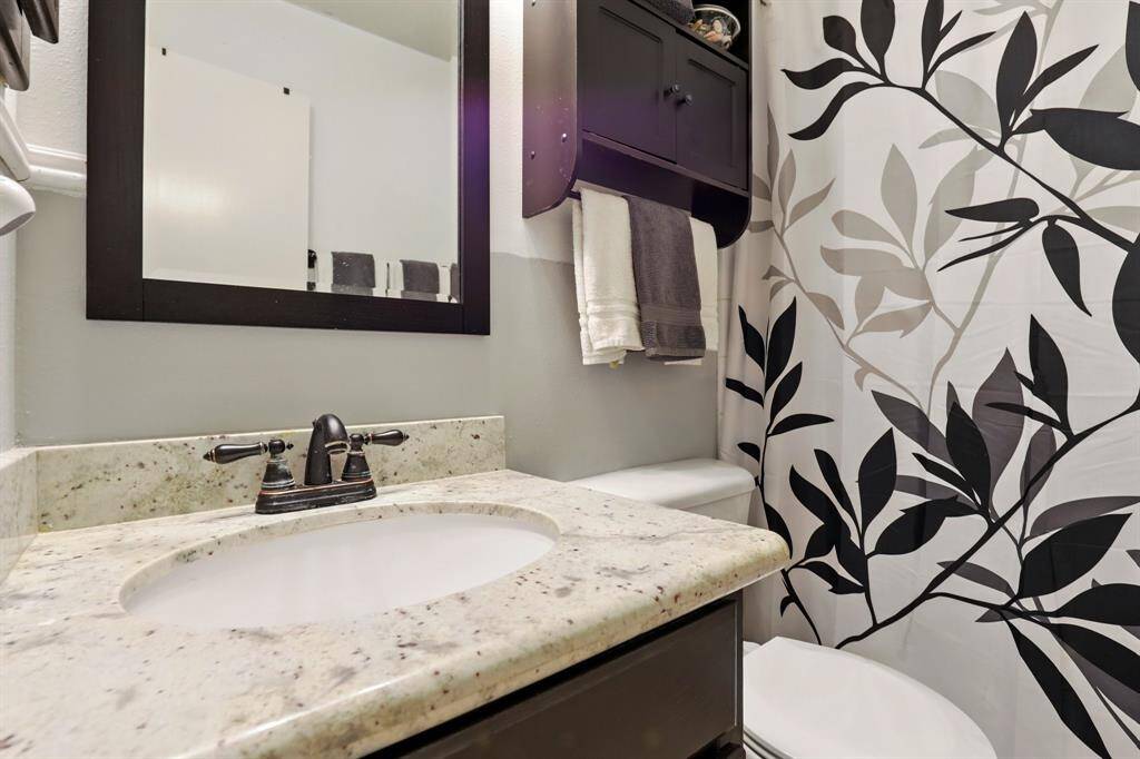 2nd bathroom, full shower and tub combo.