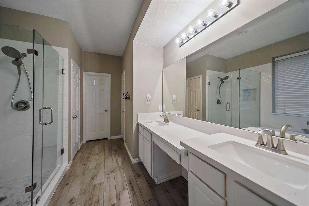Tastefully updated en-suite with soaking tub & new shower.