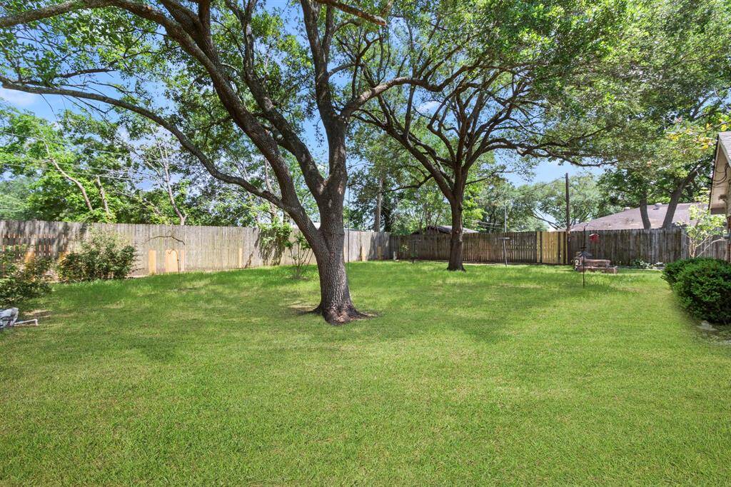 Wow, check out this back yard! Room for a sparkling pool, garden and workshop. Possibilities are endless for this great space.