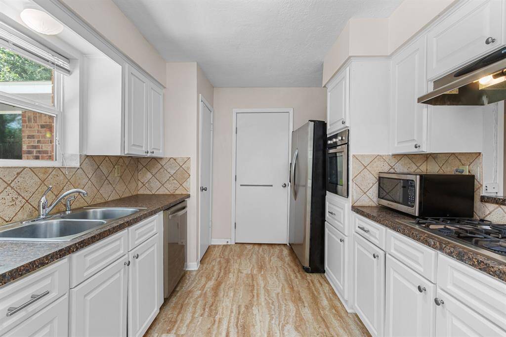 Abundant counter space and cabinets to host and serve the largest of gatherings. The open concept allows you to stay in touch with guests while entertaining.