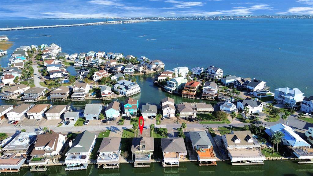 Enjoy quick access to the serene Galveston Bay and the convenient Galveston Causeway, just minutes away.