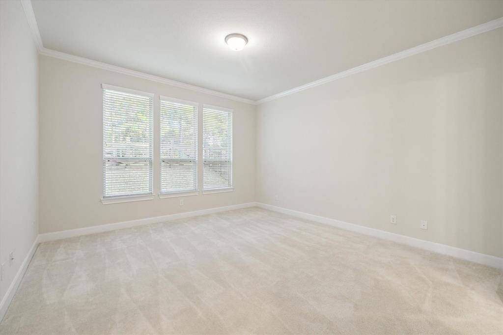 Front bedroom without furniture.