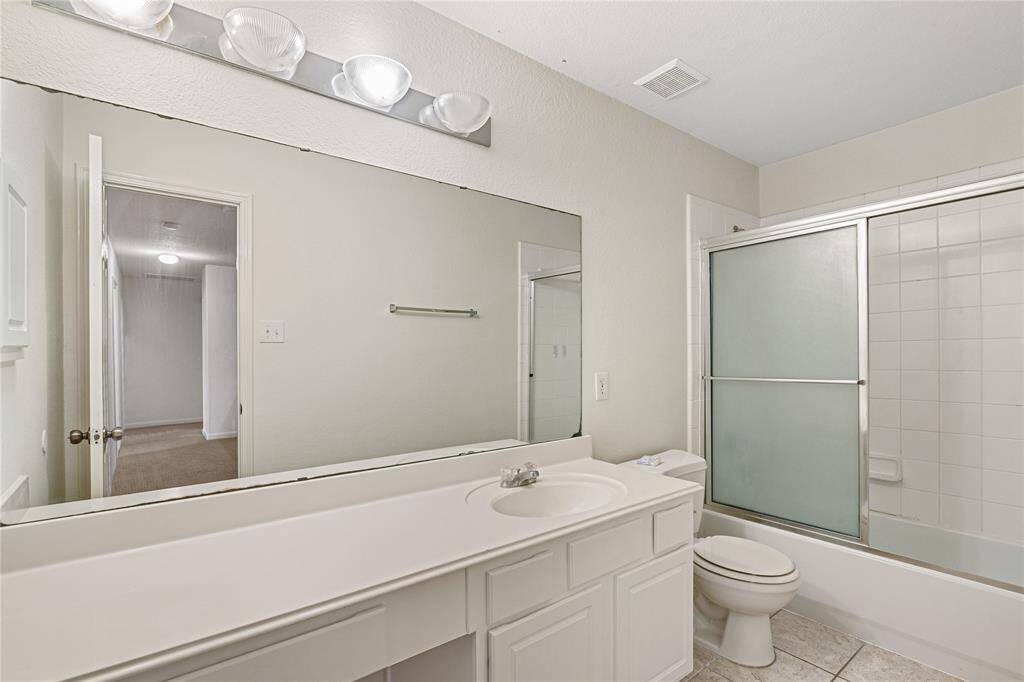 Upstairs full bath.